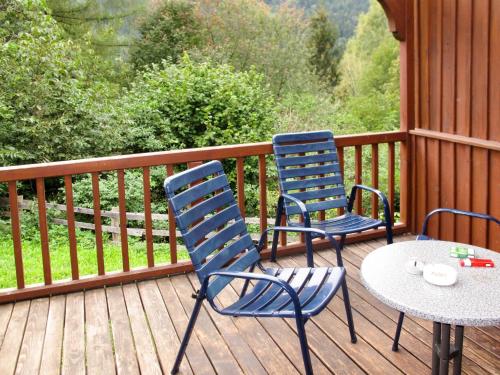 dwa krzesła i stół na tarasie w obiekcie Apartment Kunzhof-2 by Interhome w mieście Winklern