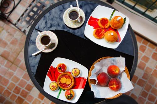 a table with plates of food and cups of coffee at Eden Lilli B&B in La Pieve