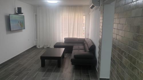 ein Wohnzimmer mit einem Sofa und einem Couchtisch in der Unterkunft Lake Resort in Tiberias