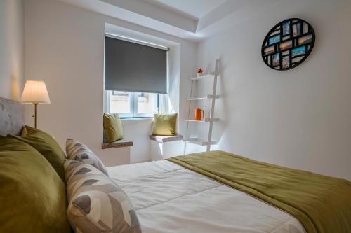 een slaapkamer met een bed en een groot raam bij Top Alfama Appartment in Lissabon