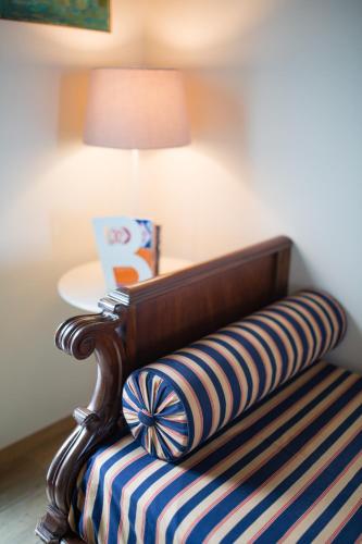 a bench with a pillow on it with a lamp at Guest House Bella Onda in Tessera