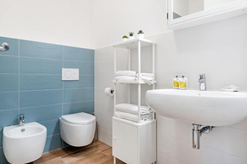 ein Bad mit einem Waschbecken und einem WC in der Unterkunft A pochi minuti da Fiera Bologna Apartment in Bologna