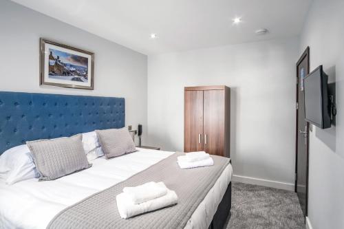 Cama o camas de una habitación en Cotswolds Hotel & Spa