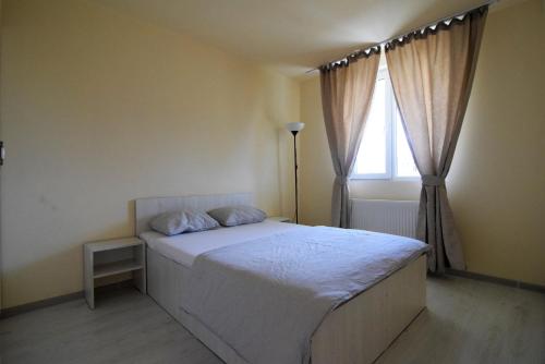 um quarto com uma cama e uma janela em Gara de Nord - Resedinta lui Calin em Bucareste