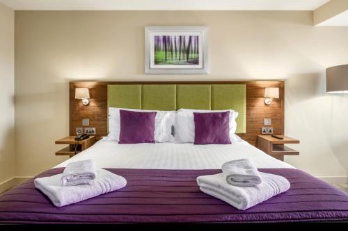 Cama o camas de una habitación en Cotswolds Hotel & Spa