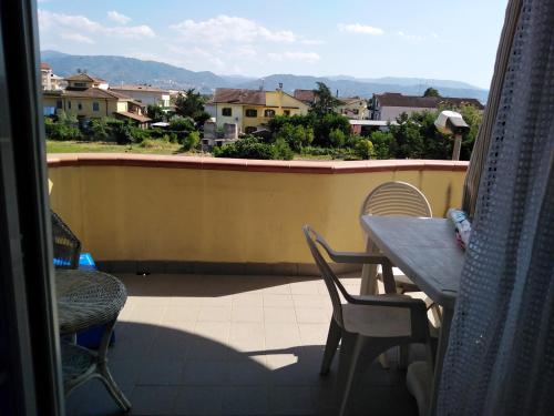 mit Blick auf einen Balkon mit einem Tisch und Stühlen in der Unterkunft casa vacanze di Genova Damiano in Marina di Schiavonea