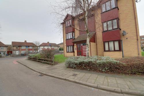 un bâtiment situé sur le côté d'une rue à côté d'une route dans l'établissement Luxury Studio Apartment, à Northolt