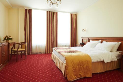 Giường trong phòng chung tại Armenia Hotel