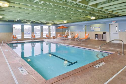 Bazén v ubytovaní Holiday Inn Express Rochester - University Area, an IHG Hotel alebo v jeho blízkosti