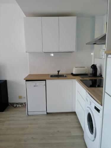 Kuchyň nebo kuchyňský kout v ubytování Apartament Passeig Maritim