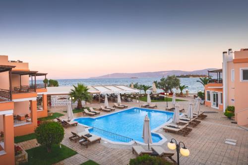 エレトリアにあるAvantis Suites Hotelのリゾートのプールの景色を望めます。