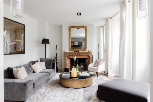 a living room with a couch and a table at Les Jardins du Panthéon in Paris