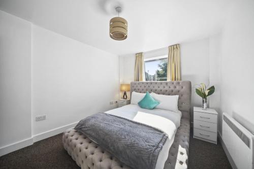 - une chambre avec un lit et une fenêtre dans l'établissement MARLEX Modern 1 Bed Apartment London Bridge Tower Bridge, à Londres