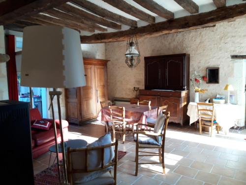 salon ze stołem jadalnym i krzesłami w obiekcie Gite rural DUNAND w mieście Tournon-Saint-Martin
