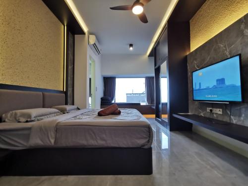 una camera con un grande letto e una TV a schermo piatto di Thermospace Imperio A-28-10 Melaka City a Malacca