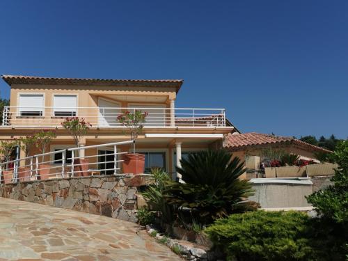 une maison avec une passerelle en pierre devant elle dans l'établissement Ou Souleou, à Bormes-les-Mimosas