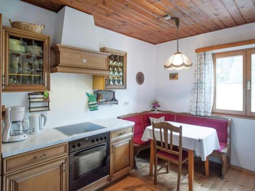 uma cozinha com uma mesa e uma sala de jantar em Chalet Monika em Sankt Koloman