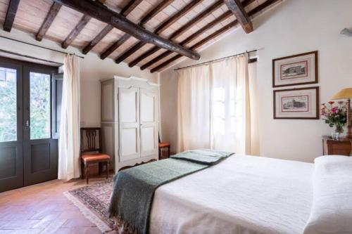 Tempat tidur dalam kamar di Villa della Genga Country Houses