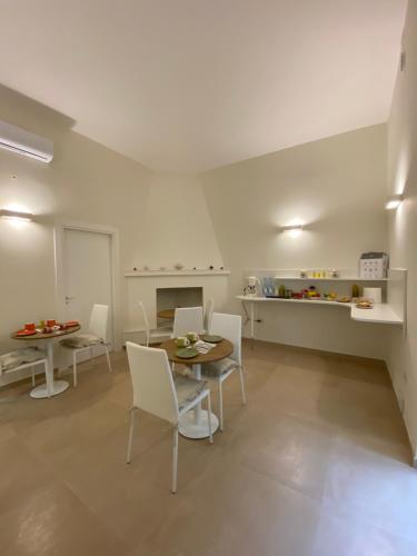 a dining room with a table and chairs in a room at PalÈat-Manduria in Manduria
