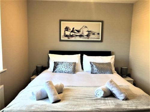 ein Schlafzimmer mit einem Bett und zwei Kissen darauf in der Unterkunft Malt House in Newmarket