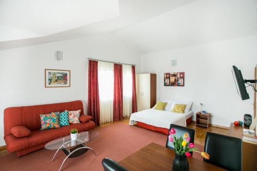 - un salon avec un canapé et un lit dans l'établissement Apartments Bili, à Trogir