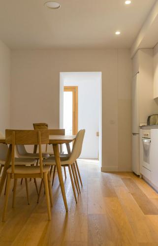 a kitchen and dining room with a wooden table and chairs at Apartamento Imón en ElMolinoDeLaSal de Sigüenza in Sigüenza