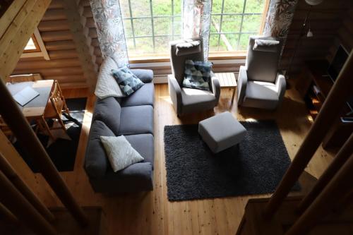 an overhead view of a living room with a couch and chairs at Levihaukka 10 in Sirkka