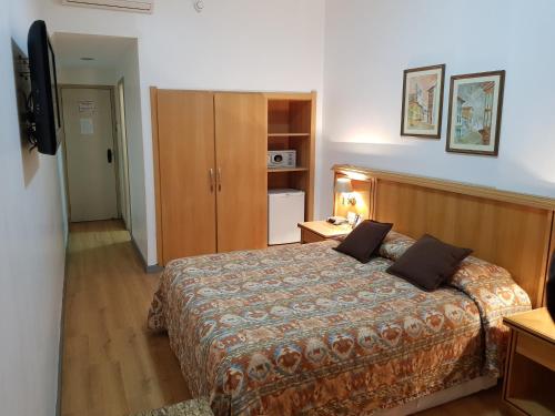 Ένα ή περισσότερα κρεβάτια σε δωμάτιο στο Ritz Plaza Hotel