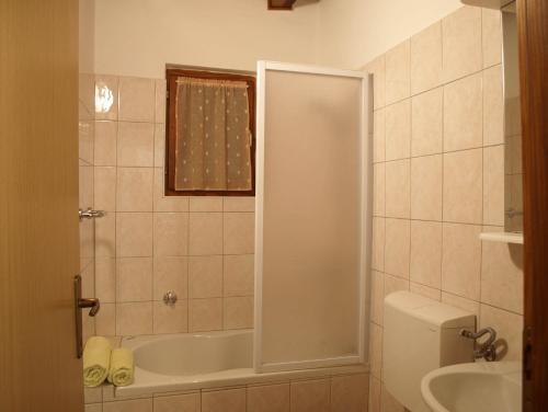 Kylpyhuone majoituspaikassa Apartments Heraki