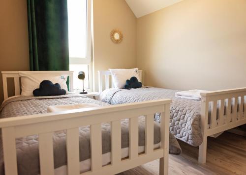 Ein Bett oder Betten in einem Zimmer der Unterkunft Siedlisko na wydmach, sauna,podgrzewane jacuzzi,domki klimatyzowane,starlink internet,parking
