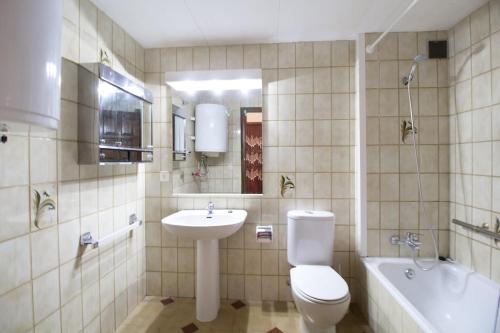 een badkamer met een toilet, een wastafel en een bad bij JARDINS DEL MAR 118 in L'Estartit