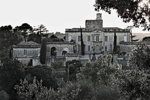 une ancienne maison en pierre sur une photo noire et blanche dans l'établissement Studio entre Cévennes et Camargue, à Montfrin
