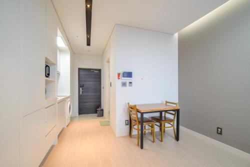 a kitchen and dining room with a table and chairs at Sokcho Daemyung Pension Samsung Home prestige in Sokcho