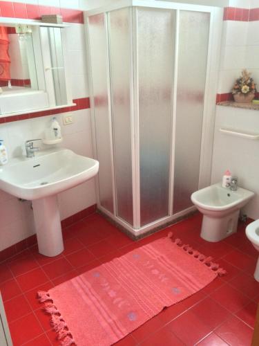 bagno con lavandino e servizi igienici di Porto Cesareo Appartamento a 300 metri dal mare a Porto Cesareo