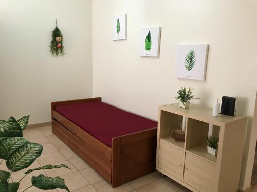 Habitación con cama y mesa con plantas en Villa BelaVista with Private Pool, en Ferragudo