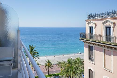 uma vista para a praia a partir da varanda de um edifício em Lovely apartment near the sea 25 bis Promenade des Anglais em Nice