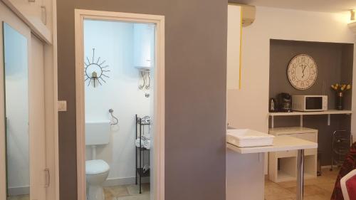 ein Bad mit einem WC und einem Waschbecken in der Unterkunft Apartmani N.May's in Karlovac