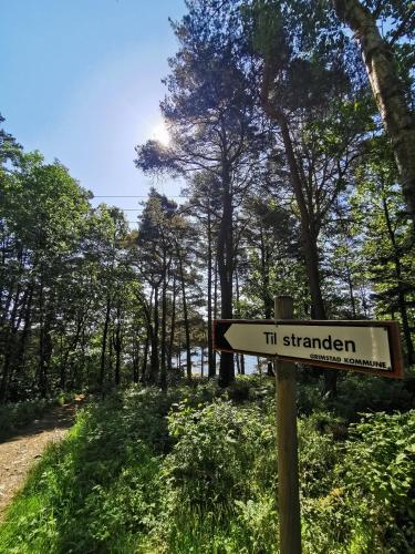 znak szlaku turystycznego w lesie w obiekcie BiG Bed & Breakfast w mieście Grimstad