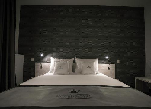 Postel nebo postele na pokoji v ubytování Hotel Royal