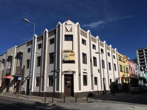 ein großes weißes Gebäude in einer Stadtstraße in der Unterkunft HOTEL Quito Antiguo in Quito