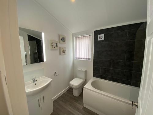 Fox Lodge at Owlet Hideaway - with Hot Tub, Near York photo 4