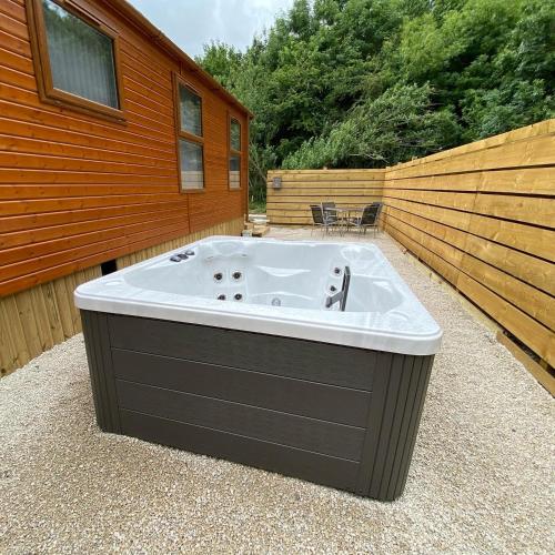 Fox Lodge at Owlet Hideaway - with Hot Tub, Near York photo 26