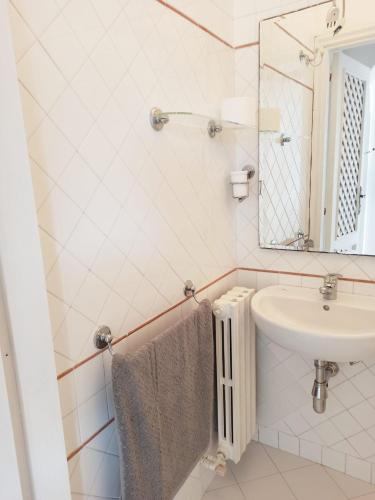 a white bathroom with a sink and a mirror at Dimora l 'Ulivo in Parghelia