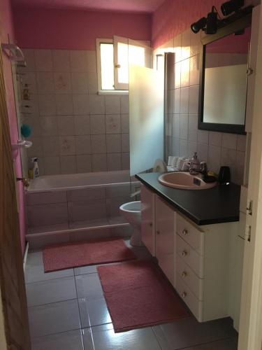 une salle de bain avec un lavabo, une baignoire et des toilettes dans l'établissement Maison familiale proche dune Pyla, plages, lac de Cazaux, sites de loisirs, à La Teste-de-Buch