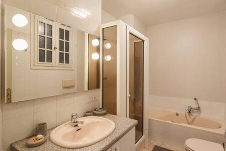 une salle de bain avec un lavabo, des toilettes et une baignoire dans l'établissement Le GIULIANO, à Nice