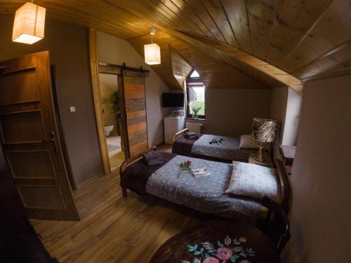 Un pat sau paturi într-o cameră la Różany Dworek
