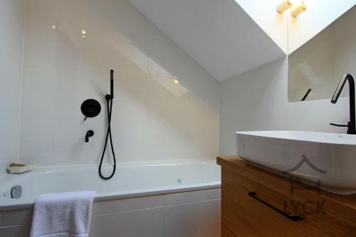 Ένα μπάνιο στο Lyck Apartamenty