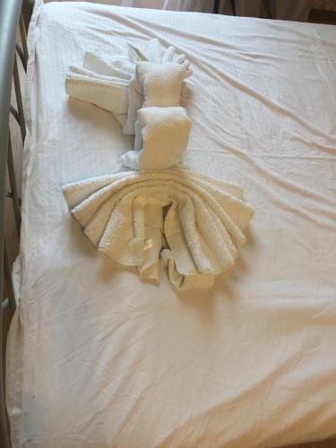 un mucchio di asciugamani sopra un letto di Ekaterina Appartment 2 a Odessa