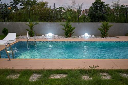 La Jungle Urbaine au Vallonの敷地内または近くにあるプール