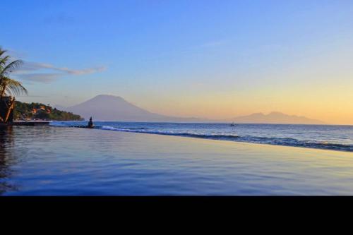 - une piscine sur une plage donnant sur l'océan dans l'établissement Cave Beach Bungalow, à Nusa Penida